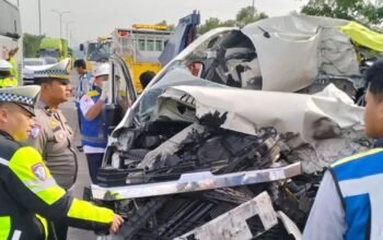 Tabrakan Bus Mini dengan Dump Truk, Dua Orang Tewas 5 IMG 20251213 WA0015