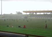 Pemain Barito Putera Berlatih di Bawah Guyuran Hujan Lebat