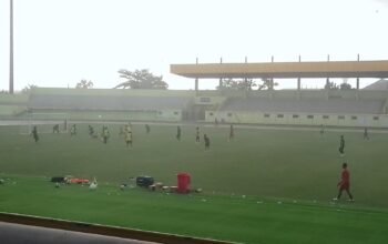 Pemain Barito Putera Berlatih di Bawah Guyuran Hujan Lebat