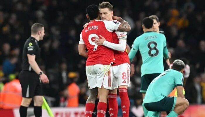 Arsenal Menang Dramatis 2-1 atas Wolves, Semakin Kokoh di Puncak Klasemen