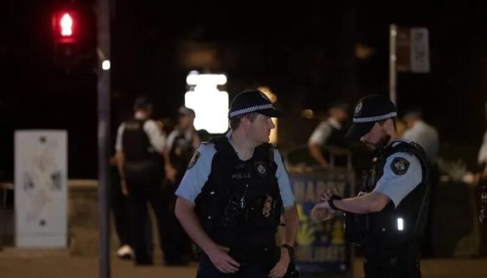 Pelaku Penembakan Tewaskan 16 Orang Diduga Ayah dan Anak