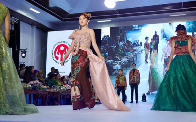 Dekranasda Fashion Menjadikan Wastra Benang Bintik Kalteng Modern dan Elegan