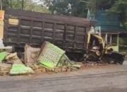 Mobil Dump Truk Seruduk Tugu UKS Amuntai