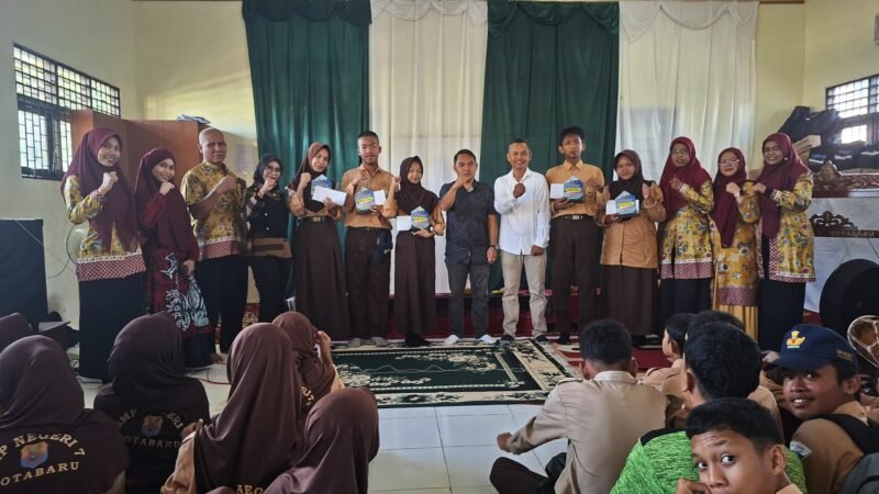 PWI Kotabaru Serahkan Hadiah Lomba Menulis Pelajar 1 IMG 20251220 WA0019 1 scaled e1766208643431