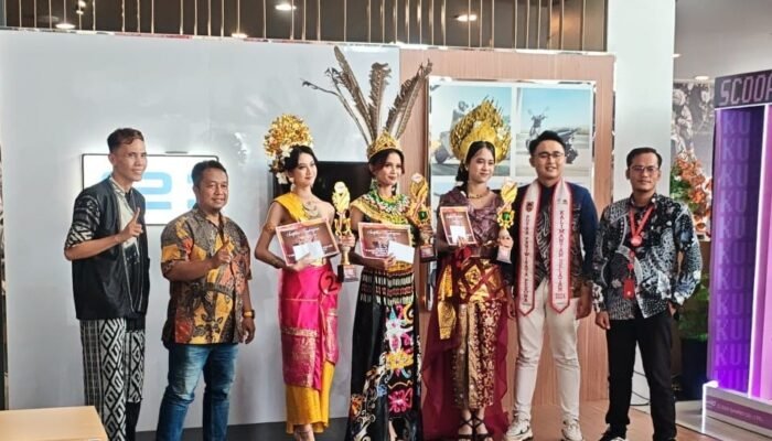 Lomba Fashion Show Baju Adat Kreasi Meriahkan Showroom Event TrioMotor Perintis