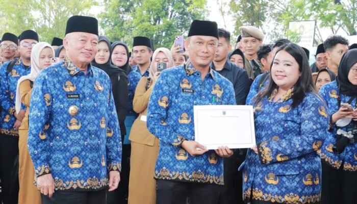 Gubernur H Muhidin Serahkan 6.398 SK PPPK Lingkup Pemprov Kasel