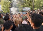 Demo Tuntut Penghentian Penggundulan Hutan Diwarnai Bakar Ban dan Adu Mulut