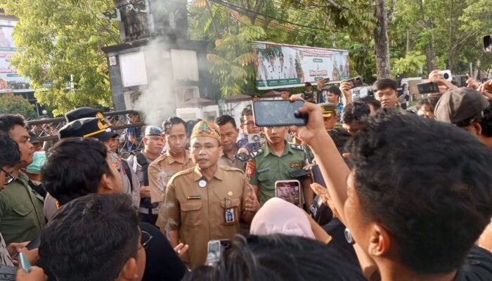 Demo Tuntut Penghentian Penggundulan Hutan Diwarnai Bakar Ban dan Adu Mulut