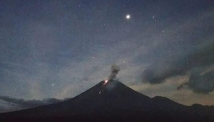 Semeru Erupsi Disertai Letusan Setinggi 900 Meter dan Suara Gemuruh
