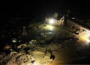 Walau Minim Penerangan, Upaya Pembersihan Material Pasca Banjir di Pesantren Darul Mukhlisin Aceh