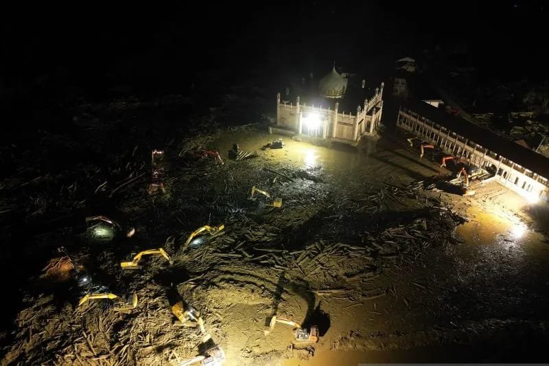 Walau Minim Penerangan, Upaya Pembersihan Material Pasca Banjir di Pesantren Darul Mukhlisin Aceh 1 IMG 20251227 WA0035