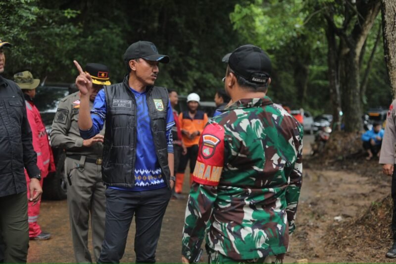 Bupati Banjar Tinjau Lokasi Longsor - Jembatan Putus di Aranio 1 IMG 20251227 WA0043 1 e1766840035742