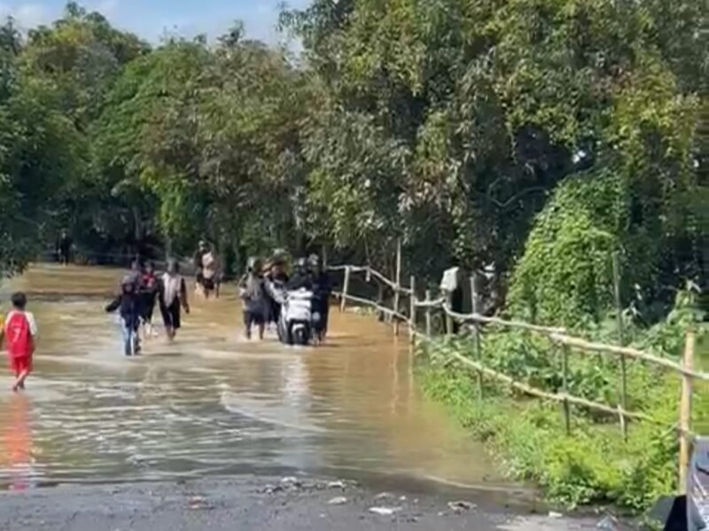 Meski Diterjang Banjir, Jamaah Haul Sekumpul Nekat Terobos Jalan Martapura Lama 1 IMG 20251228 WA0013 e1766910118250