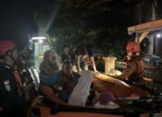 Ibu dan Balita Terjebak Banjir di Martapura, Kalsel Dievakuasi Tim SAR