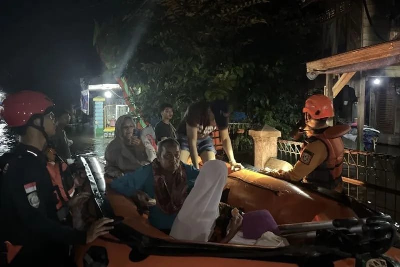 Ibu dan Balita Terjebak Banjir di Martapura, Kalsel Dievakuasi Tim SAR 1 IMG 20251228 WA0015