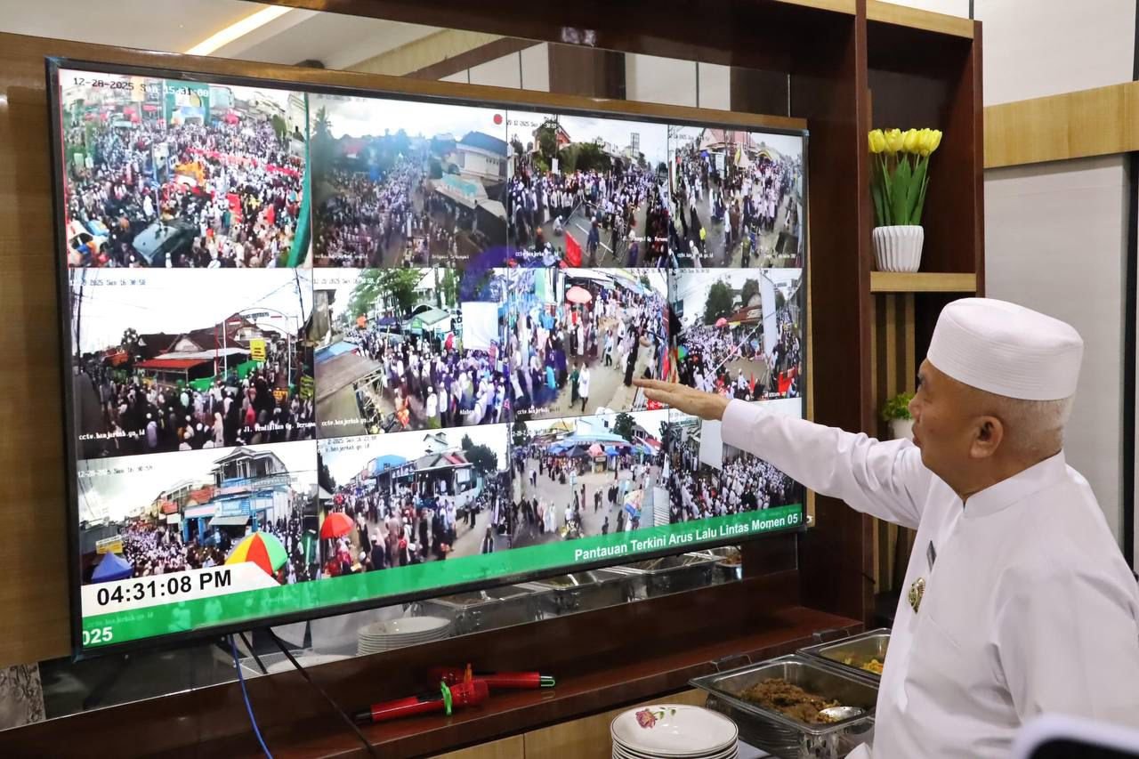 Gubernur Kalsel Pantau Lalu Lintas dari CCTV 1 IMG 20251228 WA0074