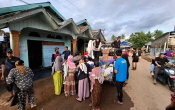 BAGI BANTUAN - Relawan mulai membantu penanganan pasca banjir untui warga Tebing Tinggi Balangan. (Kalimantanpost.com/repro BPK Keramat Jaya).