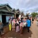 BAGI BANTUAN - Relawan mulai membantu penanganan pasca banjir untui warga Tebing Tinggi Balangan. (Kalimantanpost.com/repro BPK Keramat Jaya).