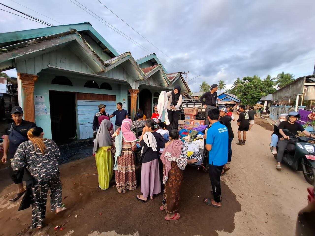 BAGI BANTUAN - Relawan mulai membantu penanganan pasca banjir untui warga Tebing Tinggi Balangan. (Kalimantanpost.com/repro BPK Keramat Jaya).