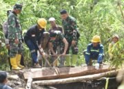 Akses Warga Terganggu, TNI dan Polri Bantu Perbaikan Jembatan dan Tiang Listrik Tumbang