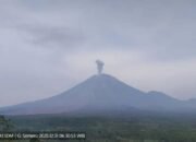 Gunung Semeru Erupsi Tiga kali, Tinggi Letusan Capai 900 Meter