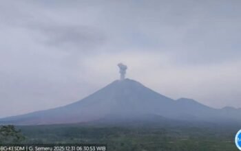 Gunung Semeru Erupsi Tiga kali, Tinggi Letusan Capai 900 Meter 4 IMG 20251231 WA0018
