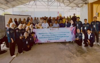 Mahasiswa Komunikasi Uniska Gandeng OJK Cegah Pinjol di Desa Belandean 7 IMG 20251201 192457