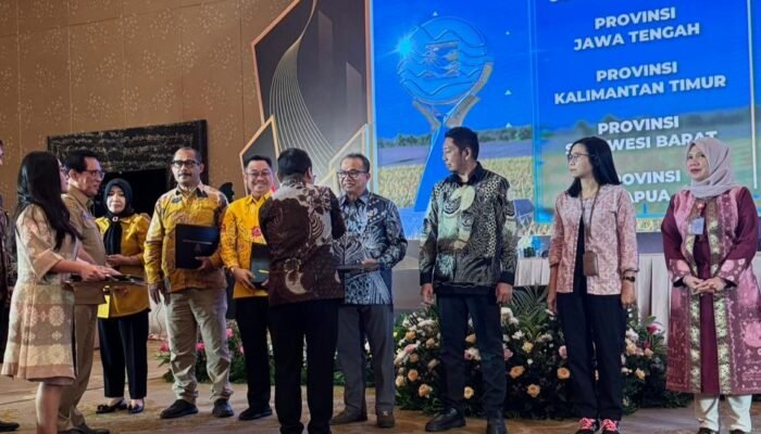 Diterima Sekdaprov, Pemprov Kalsel Raih Penghargaan Terbaik TPID se-Kalimantan dari Kemenko Perekonomian RI