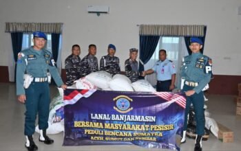 Lanal Banjarmasin bersama Masyarakat Pesisir Kirim Bantuan Kemanusiaan untuk Korban Bencana di Sumatera 9 IMG 20251210 213310