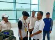 Dina Aulia Terharu Disambut Kalungan Bunga dari Pengurus KONI Kalsel dan KONI HST