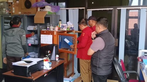 Diduga Selewengkan Dana Kegiatan, Kantor BKSDA Kalsel Digeledah Penyidik Pidsus Kejati 1 WhatsApp Image 2025 12 17 at 12.08.57 3 e1765947771227