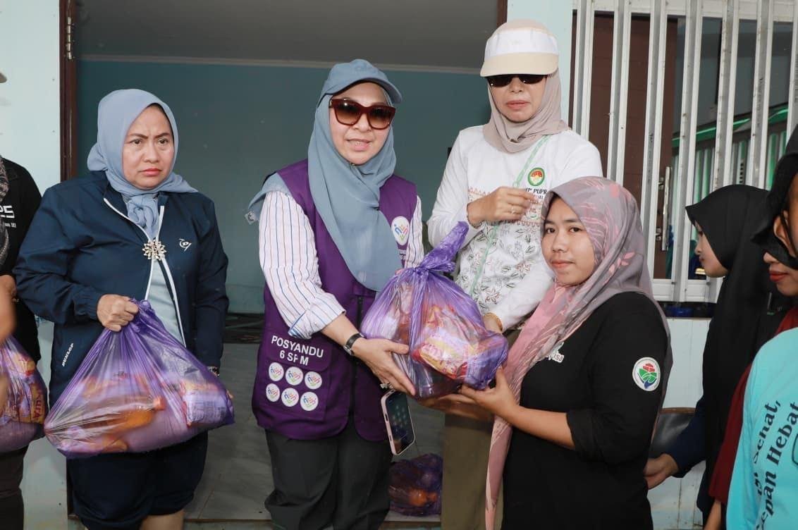 1 35 klm Kontrak Pemprov 25 Istri Gubernur HJ Fathul Jannah bagi sembako di Jejangkit Batola terdampak banjir