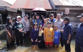 1 4 klm Kontrak Pemprov 18 Gubernur H Muhidin salurkan bantuan uang tunai Rp300 ribu per rumah di sungai tabuk