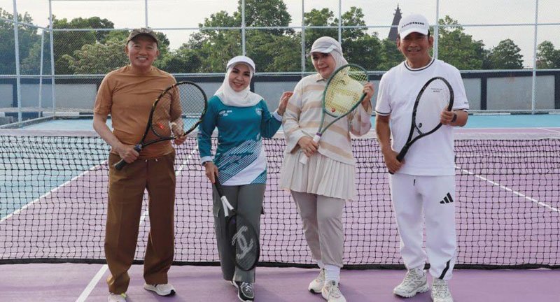 1 K35 klm ontrak Pemprov 27 Gubernur H Muhidin dan istri Hj Fathul Jannah resmikan lapangan tenis Binda di Banjarbaru