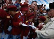 Presiden Senyum Dikelilingi Siswa Minta Tandatangan