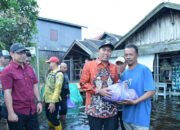 Bupati HSS Kunjungi Daha dan Serahkan Bantuan Terdampak Banjir