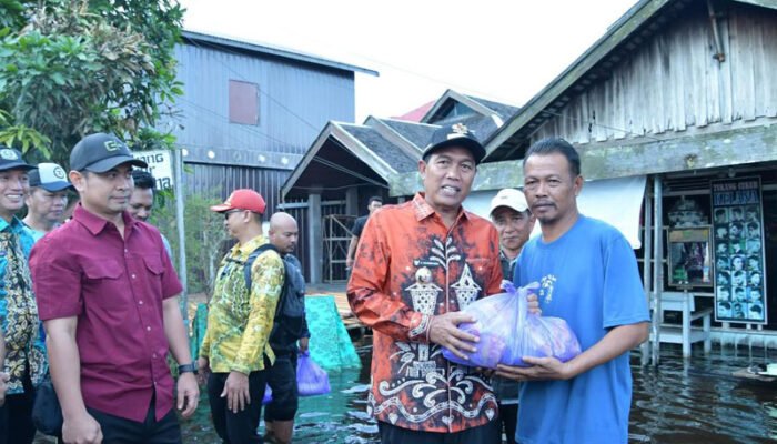 Bupati HSS Kunjungi Daha dan Serahkan Bantuan Terdampak Banjir