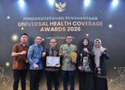 Bupati Terima Penghargaan UHC Award 2026 Kategori Utama
