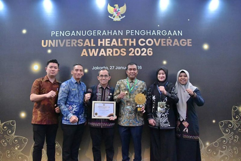 Bupati Terima Penghargaan UHC Award 2026 Kategori Utama 1 Hal 12 HSS 3 klm 16