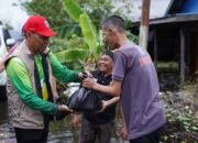 Wabup Bagikan Bantuan ke Warga Terdampak Banjir di Bangkau