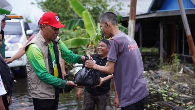 Wabup Bagikan Bantuan ke Warga Terdampak Banjir di Bangkau 1 Hal 12 HSS 3 klm 3