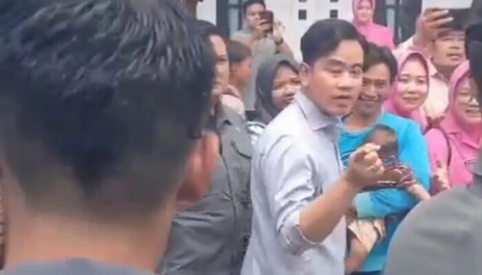 Wapres Gibran Salurkan Bantuan dan Minta Pemkab Balangan Berkoordinasi