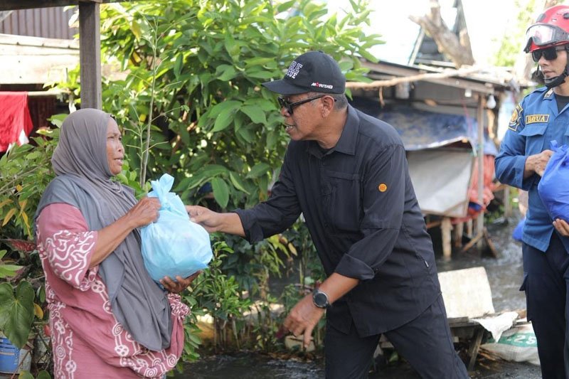 Gerak Cepat Pemkab Banjar Tangani Dampak Banjir 1 Hal 4 3 KLM Martapura Penyaluran bantuan