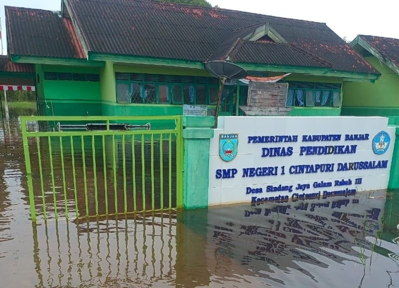 Ratusan Sekolah Terendam, Disdik Terapkan Pembelajaran Jarak Jauh 1 Hal 4 4 KLM Martapura Rendam sekolah