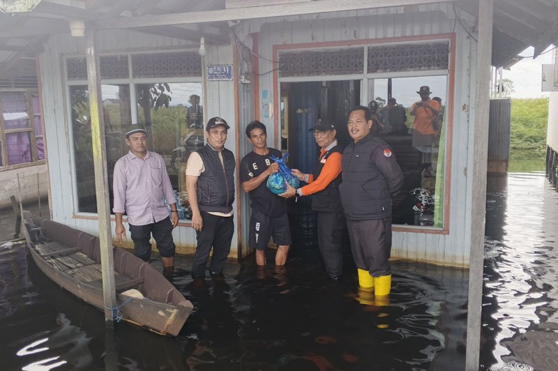 Hal 4 4 KLM Martapura Salurkan bantuan