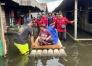 Tinjau Banjir di Keraton, Bupati Apresiasi Peran Relawan