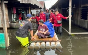 Tinjau Banjir di Keraton, Bupati Apresiasi Peran Relawan 5 Hal 4 4 KLm Martapura Tinjau Banjir keraton