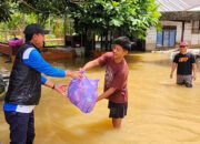 Tinjau Banjir di Astambul, Bupati Serahkan Bantuan