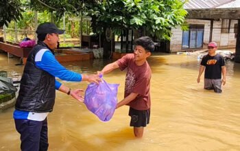 Tinjau Banjir di Astambul, Bupati Serahkan Bantuan 7 Hal 4 MTP 1