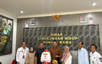 DLH Banjarbaru Salurkan Bantuan Alat Kebersihan ke Sembilan LPM 7 Hal 6 3 KLM BJB 2 1
